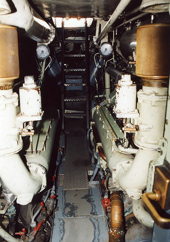 a_U-9_maschinenraum.jpg